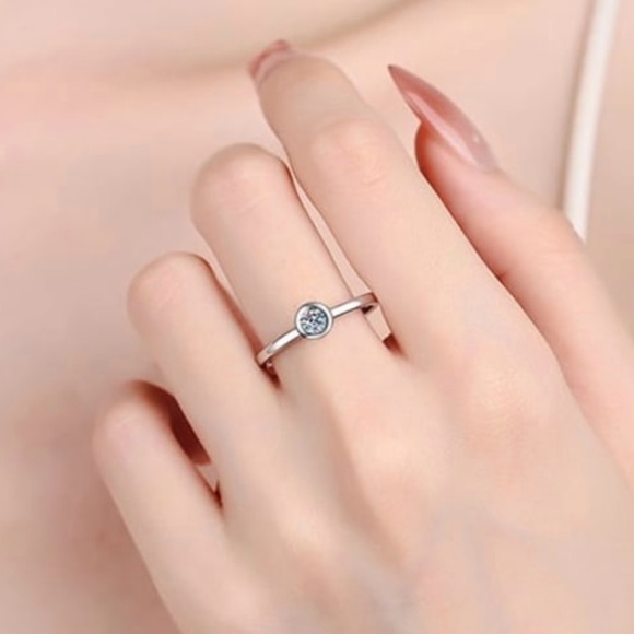 925 Sterling Silver Moissanite Geometric Dainty Band Ring - Picture 5 of 9